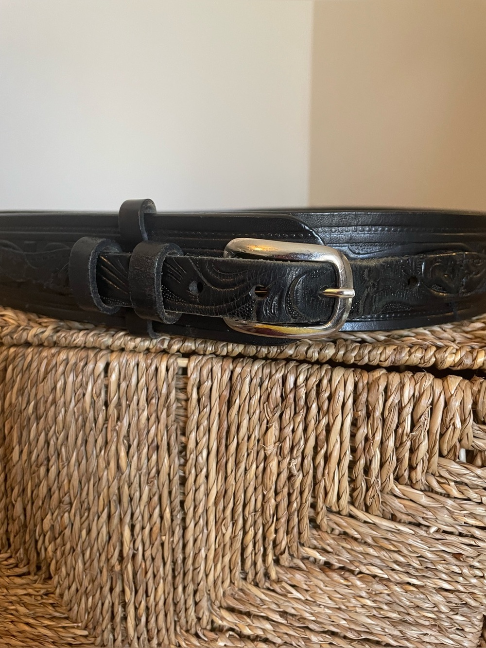 Looper Tooled Leather Belt in good vintage condition please see pics Sz 40